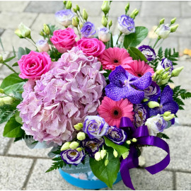 Aranjament flori hortensia mov si trandafiri AHOR32